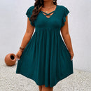 Vestido Carlota™ Decote V com Tiras Cruzadas e Textura Vazada / Delicadeza Que Ganha Destaque Nos Detalhes.