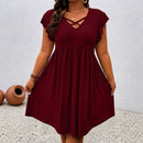 Vestido Carlota™ Decote V com Tiras Cruzadas e Textura Vazada / Delicadeza Que Ganha Destaque Nos Detalhes.