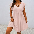 Vestido Carlota™ Decote V com Tiras Cruzadas e Textura Vazada / Delicadeza Que Ganha Destaque Nos Detalhes.