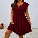 Vestido Carlota™ Decote V com Tiras Cruzadas e Textura Vazada / Delicadeza Que Ganha Destaque Nos Detalhes.