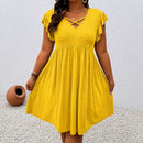 Vestido Carlota™ Decote V com Tiras Cruzadas e Textura Vazada / Delicadeza Que Ganha Destaque Nos Detalhes.