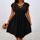 Vestido Carlota™ Decote V com Tiras Cruzadas e Textura Vazada / Delicadeza Que Ganha Destaque Nos Detalhes.