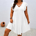 Vestido Carlota™ Decote V com Tiras Cruzadas e Textura Vazada / Delicadeza Que Ganha Destaque Nos Detalhes.